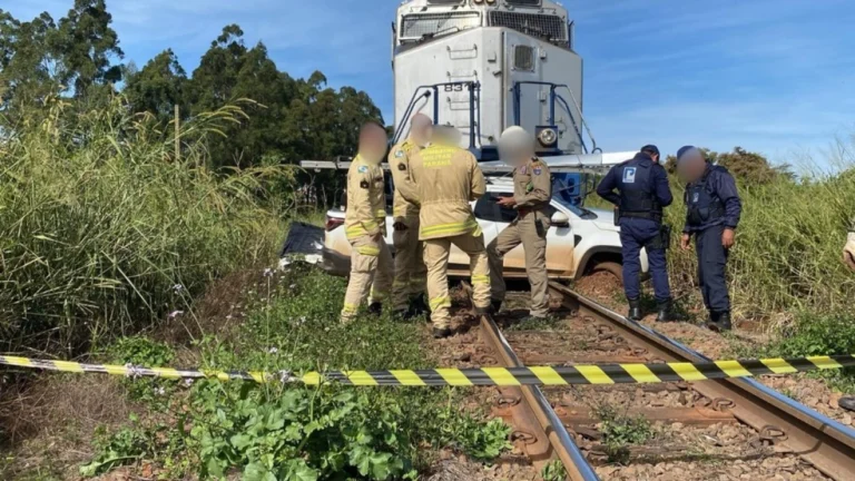 Pai morre e filha fica ferida ao terem carro atingido e arrastado por trem no Paraná