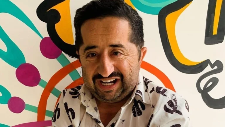 Humorista se machuca após queda na gravação do programa “Acerte ou Caia”