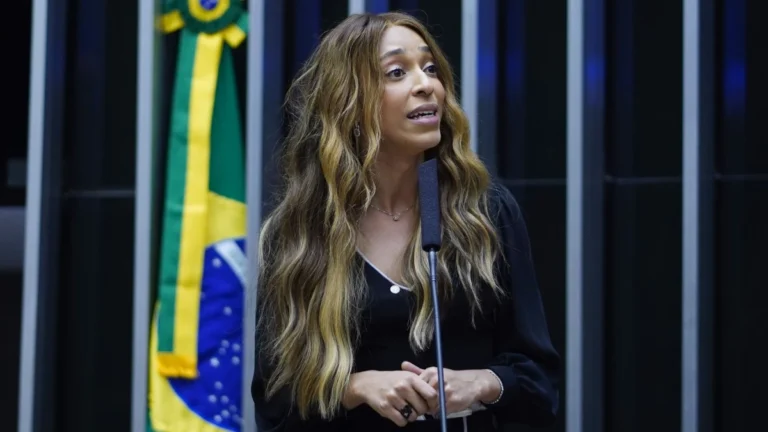 Erika Hilton publica notas fiscais do reembolso por cirurgia no nariz