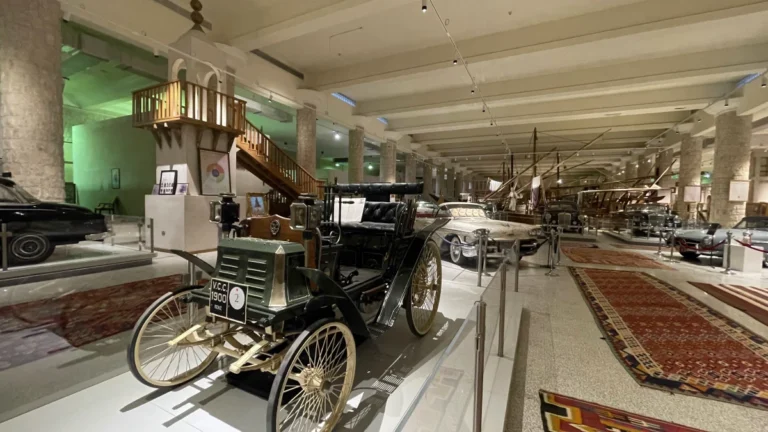 Conheça museu no deserto do Catar que exibe coleção de carros antigos