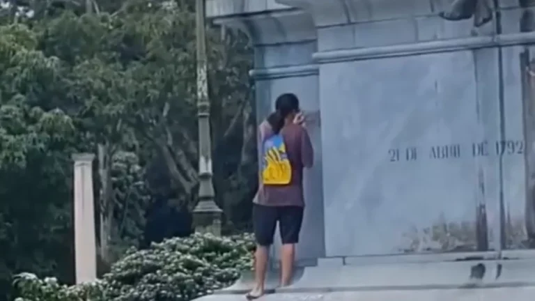 Vídeo: jovem é obrigado a limpar monumento após pichação em Belém