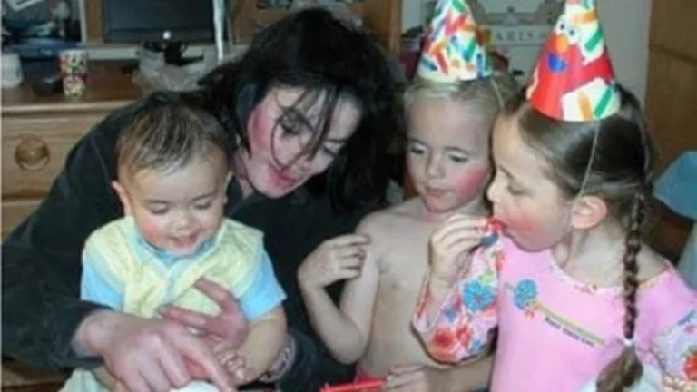 Filho de Michael Jackson relembra infância no aniversário da morte do pai