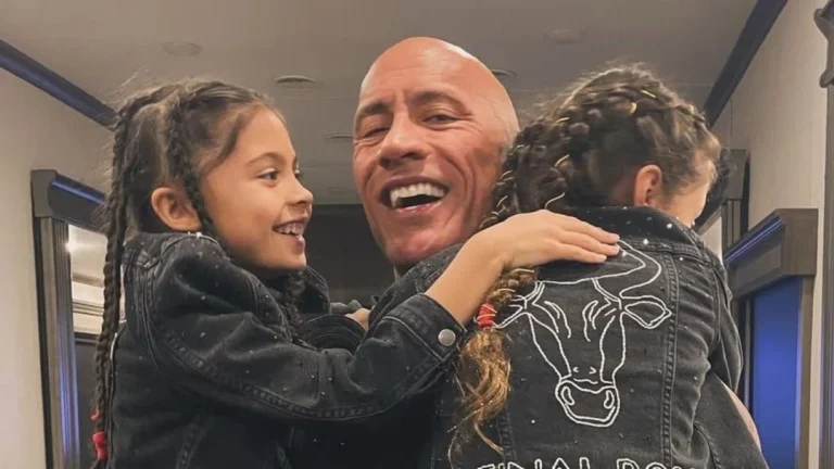 The Rock mostra brincadeira de filhas pintando sua careca; veja vídeo
