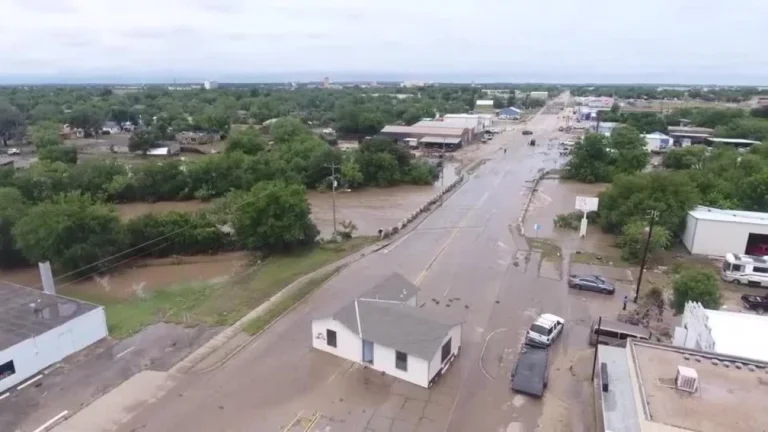 Número de mortos em enchentes no Texas sobe para 94; 25 estão desaparecidos