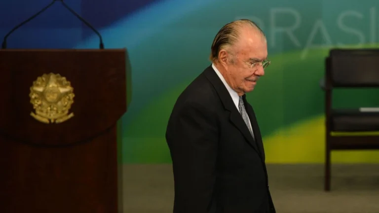 Não podemos correr atrás de um doido, diz Sarney ao defender Moraes