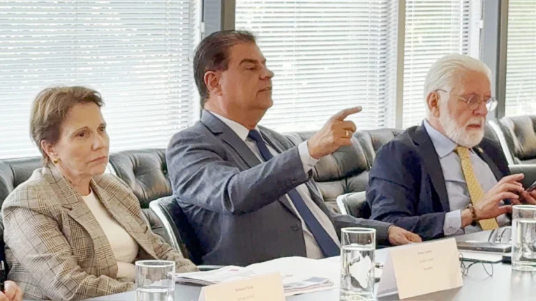 Após reunião com empresários, senadores falam em carta para adiar tarifaço