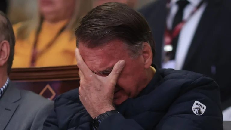 Após Moraes descartar prisão, Bolsonaro chora em culto evangélico
