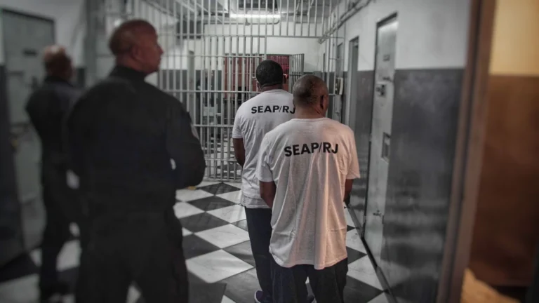 Líderes do Comando Vermelho são transferidos para presídio federal no PR