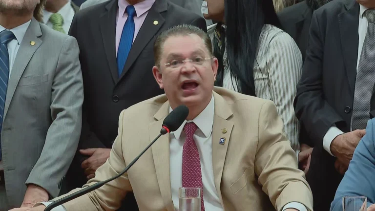 Sóstenes Cavalcante diz que só Lula e Eduardo Bolsonaro podem negociar com Trump