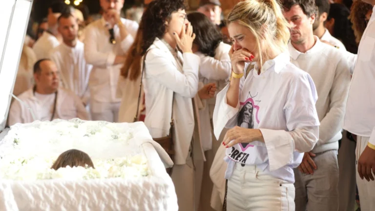 Carolina Dieckmmann se emociona em velório de Preta Gil; veja fotos