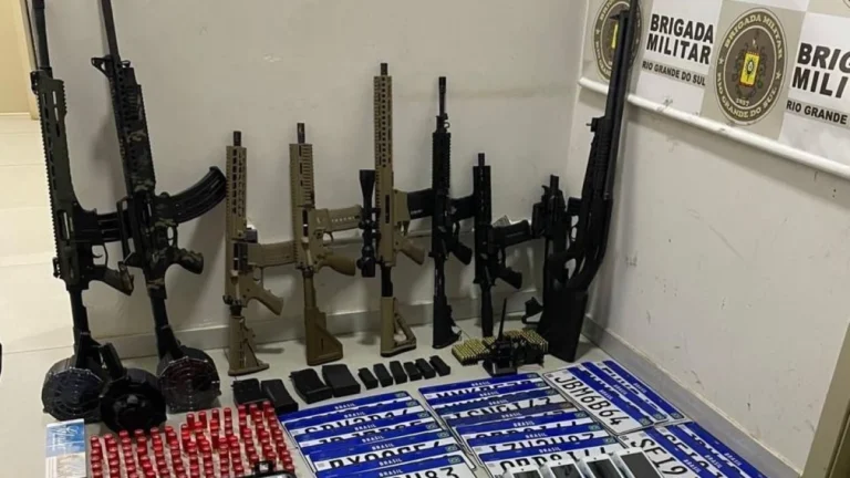 Arsenal de armas e drogas é encontrado e dois são presos no RS