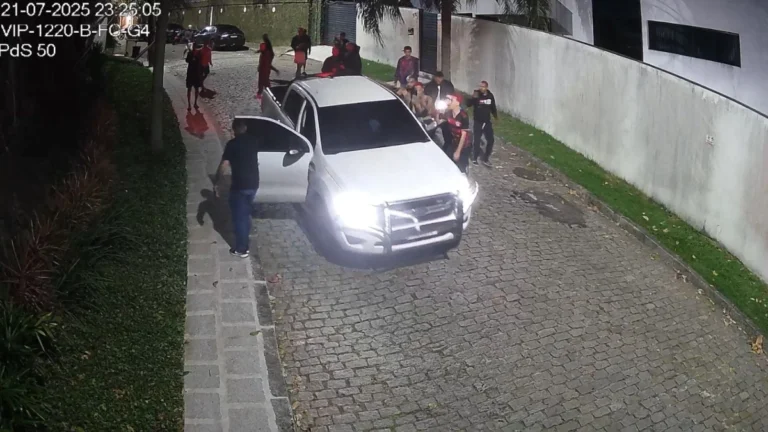 Novas imagens mostram Oruam atacando carro da polícia com seus comparsas