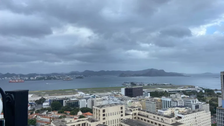 Frente fria chega com ventos fortes e ressaca no Rio de Janeiro
