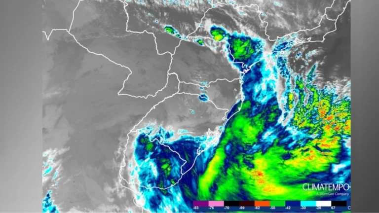Ciclone: ventos devastadores diminuem hoje, mas risco de ressaca permanece