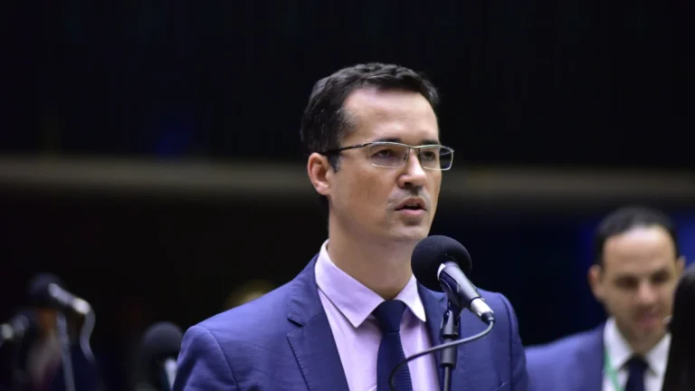 Juiz dá 15 dias para Deltan Dallagnol pagar indenização a Lula