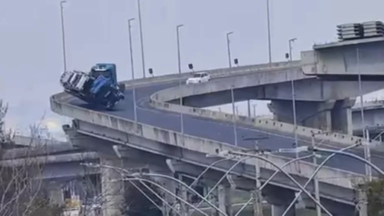 Vídeo: caminhão-cegonha perde controle e carro cai de viaduto no RS