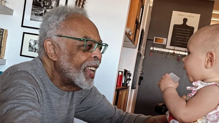 Gilberto Gil aparece em clique raro com bisneta: “Tirando sorriso do biso”