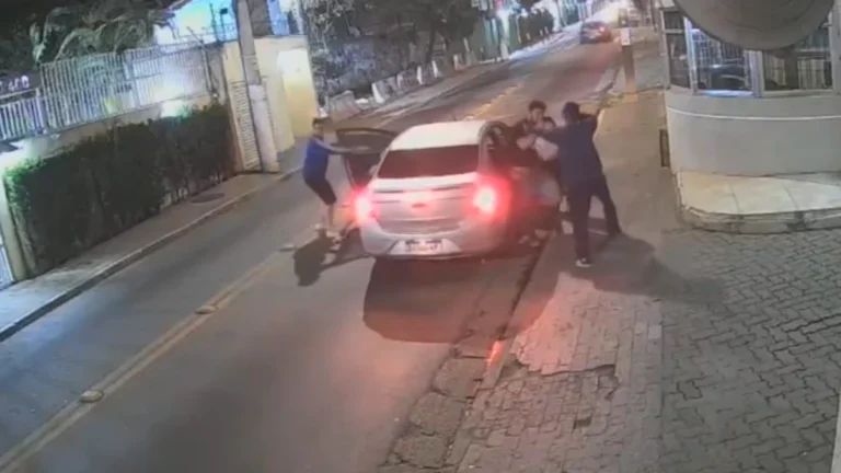 Vídeo: ladrões arrancam motorista e passageiros de carro em assalto em SP