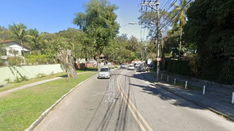 Ex-policial militar é baleado dentro do carro na zona Oeste do Rio