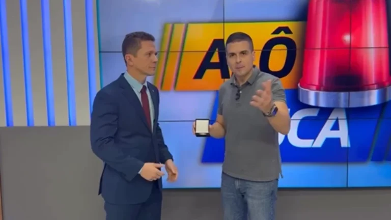 Marcelo Castro, jornalista investigado por golpe do Pix, recebe lembrança da Polícia Civil