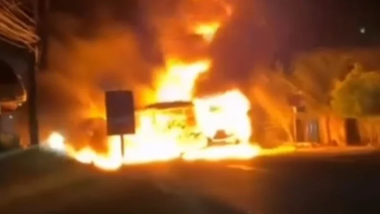 Ônibus de turismo é incendiado em avenida na Grande Fortaleza; vídeo