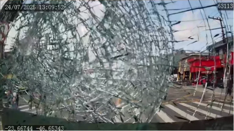 Vídeo: homem arranca concreto e joga contra ônibus em São Paulo