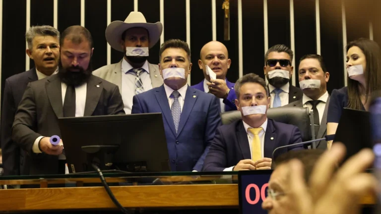 Oposição repudia fala de Lula e rejeita ameaça de cassação a deputados