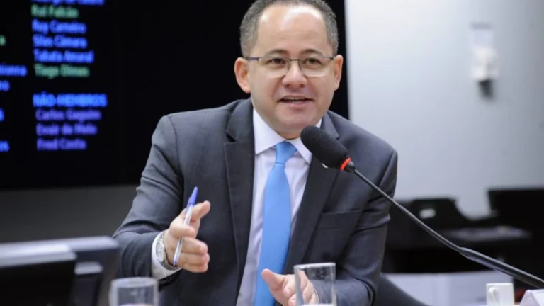 Evangélico próximo de Lula e Bolsonaro é cotado para relatar CPMI do INSS