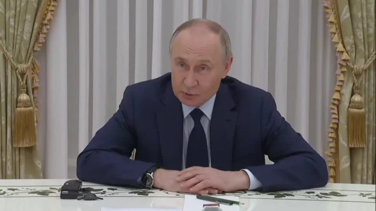 Putin está a caminho do Alasca para reunião com Trump