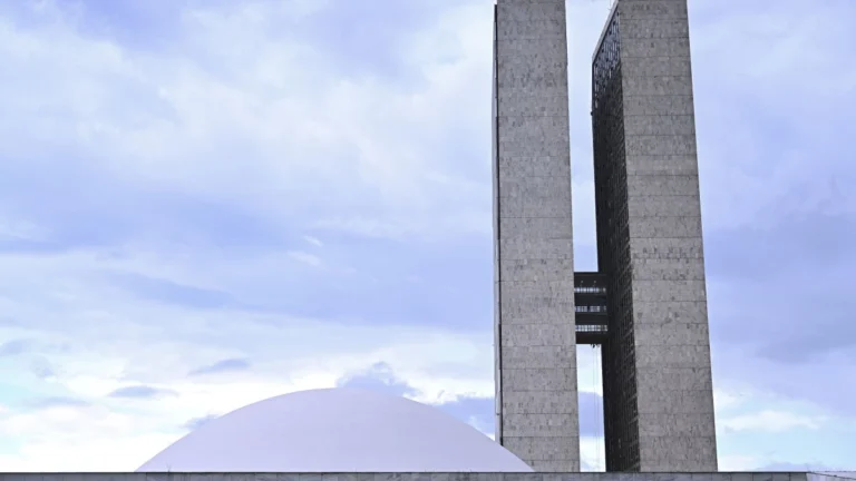 PL da adultização: oposição vê cavalo de troia e governo, oportunidade