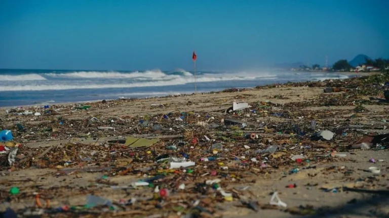 Ressaca leva 18 toneladas de lixo para praias de Maricá (RJ); veja imagens