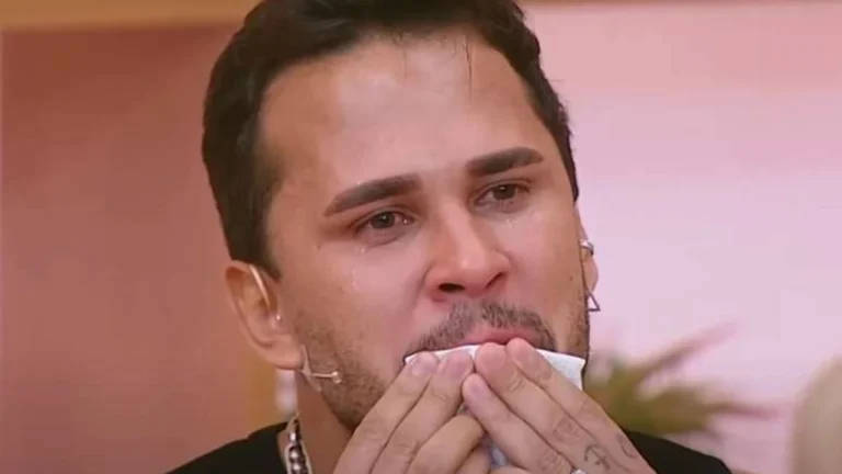 Emocionado, Lucas Guimarães se despede da mansão de Carlinhos pós separação