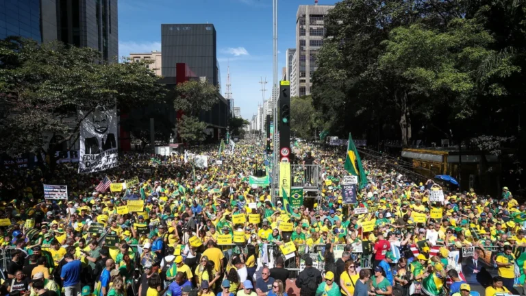 Poder360: ato bolsonarista na Paulista reúne 57,6 mil; USP fala em 37,6 mil