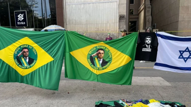 Lula diz que Eduardo Bolsonaro trocou a bandeira do Brasil pela dos EUA