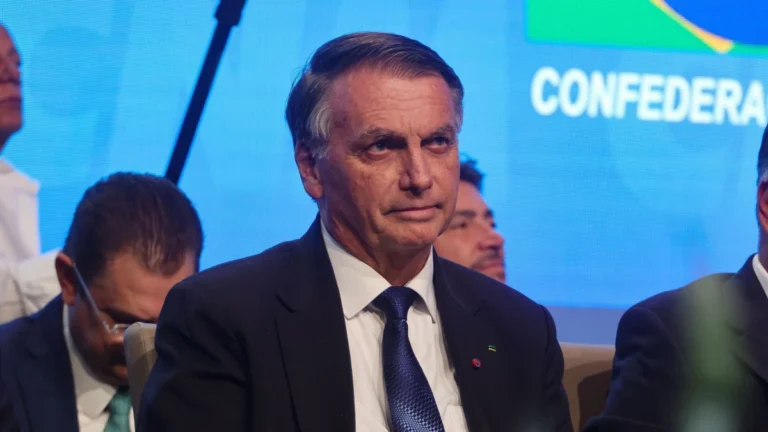 Em decisão, Moraes volta a citar possibilidade de fuga de Bolsonaro do país