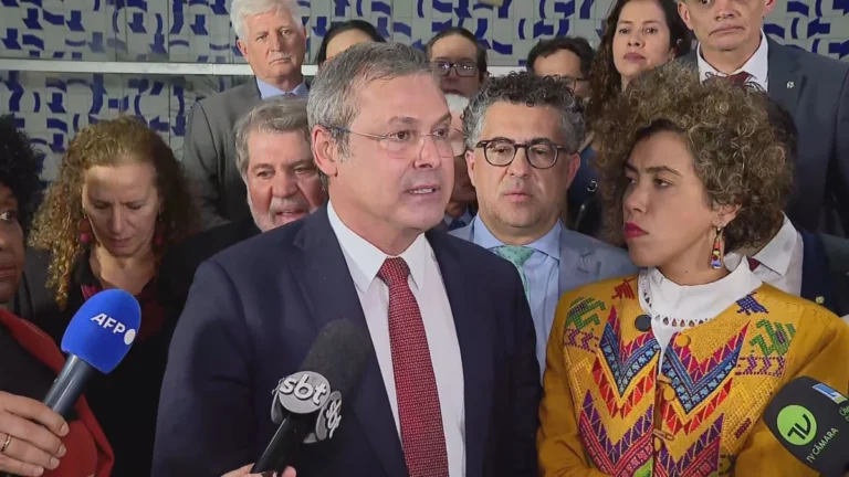 Líder do PT nega existência de acordo para pautar anistia na Câmara