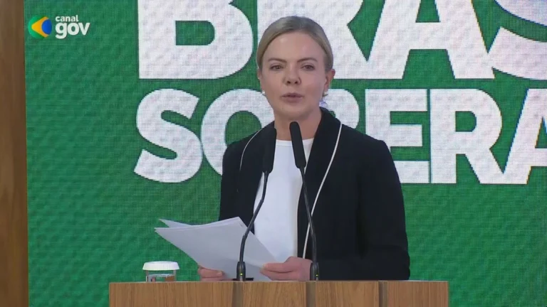 Tarifaço é “chantagem”, diz Gleisi durante anúncio do plano de contingência