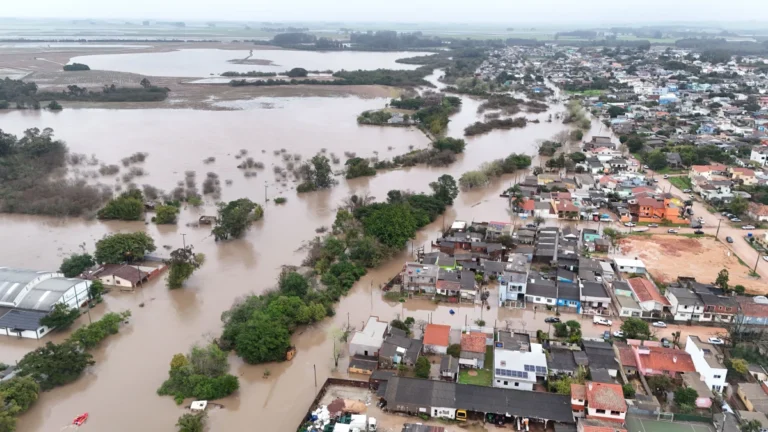Duas mil pessoas ficam fora de casa após forte chuva alagar cidade no RS