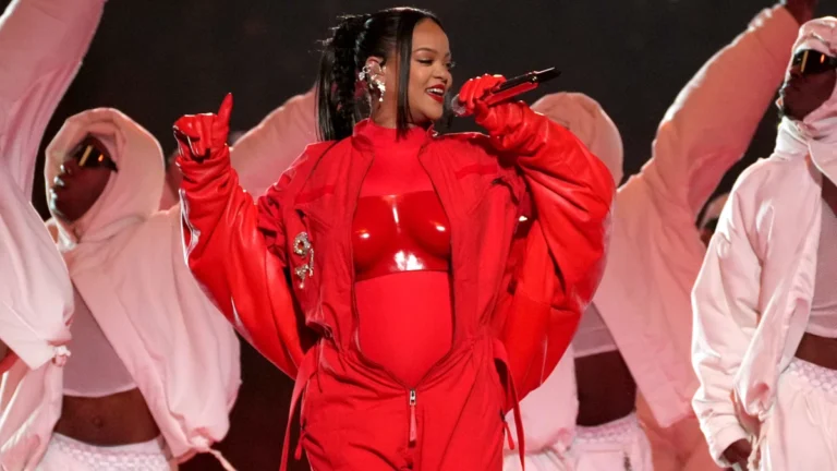 Longe da música, Rihanna celebra 20 anos de carreira com retrospectiva