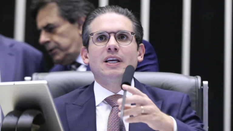 Hugo diz à CNN que rejeitará “força bruta” na condução da Câmara