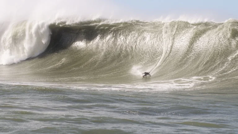 Ciclone pode ter gerado megaonda de 15 metros no Brasil, recorde no surfe