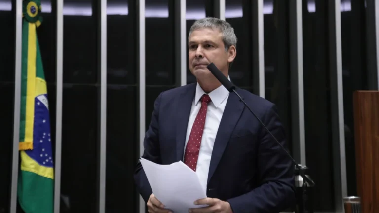 Lindbergh pede abertura de inquérito no STF contra família Bolsonaro