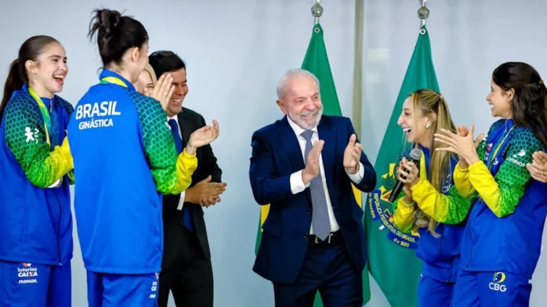 Lula recebe ginastas medalhistas em Mundial