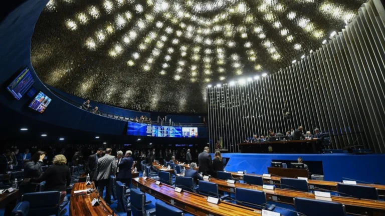 Projeto que aumenta tempo de leitura para reduzir pena avança no Senado
