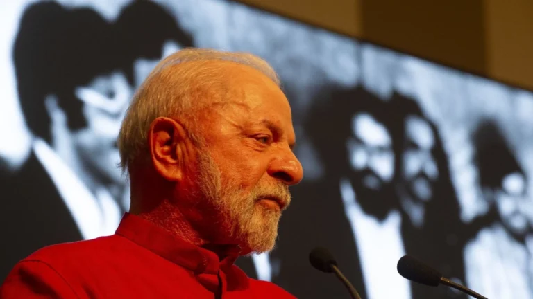 Não preciso ficar subordinado ao dólar, diz Lula