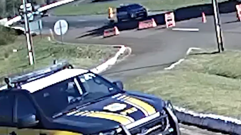 Vídeo: vítima de sequestro pula de carro em movimento no PR