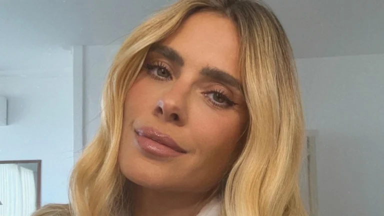 Carolina Dieckmmann posta foto rara ao lado do filho de 18 anos