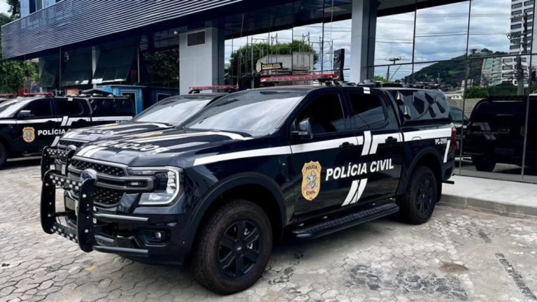 ES: criança morre baleada após carro da família ser atingido por engano