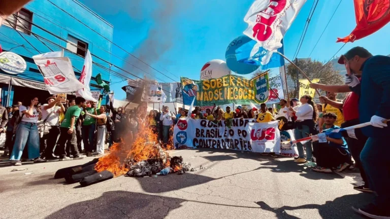 Em frente ao Consulado Americano, estudantes protestam contra Trump em SP