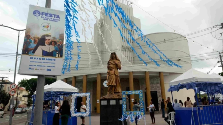 Santa Dulce é celebrada com missas, shows e procissão em Salvador